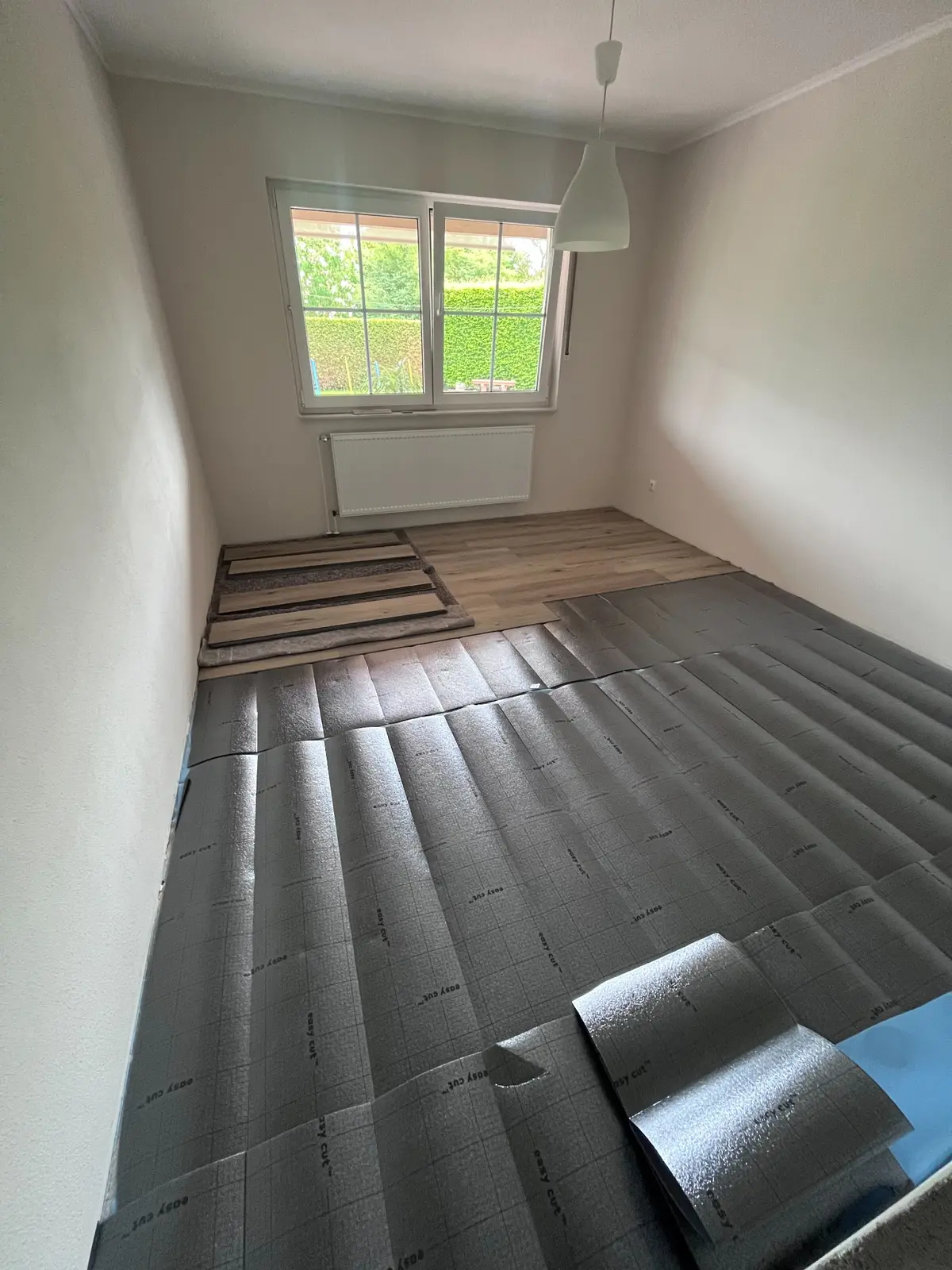 Bodenverlegung während der Ausführung in einer Wohnung