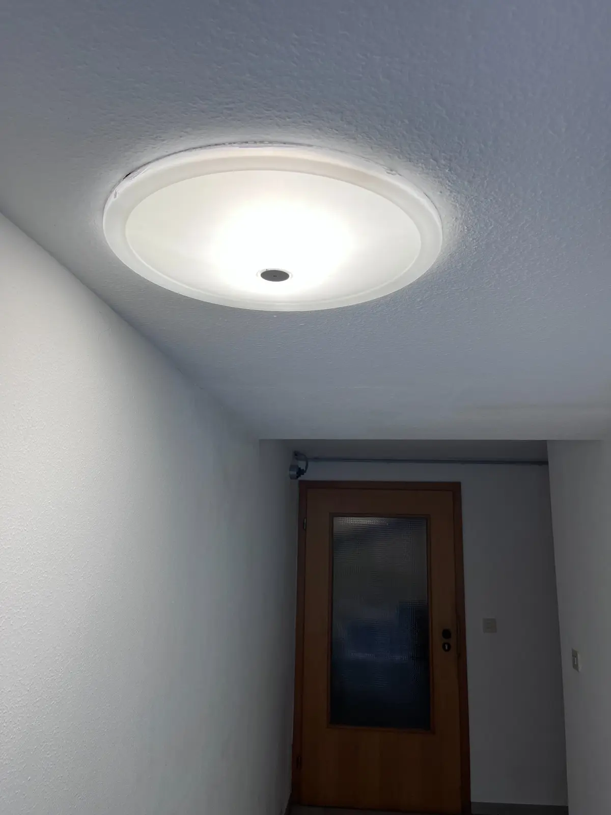 Leuchtende Deckenlampe nach dem Austausch des Leuchtmittels