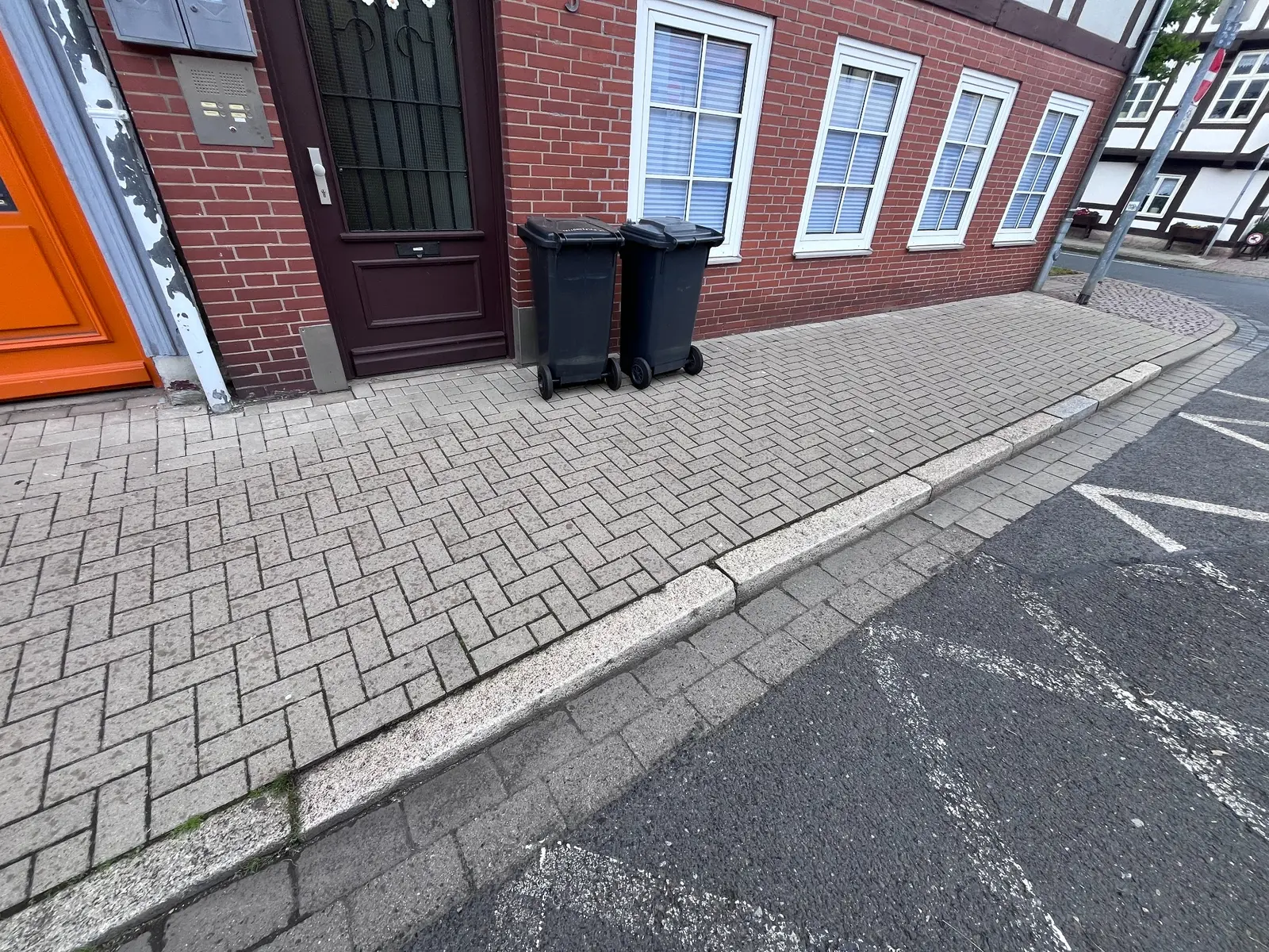 Bereitgestellte Mülltonnen vor einem Wohnhaus in Wolfenbüttel